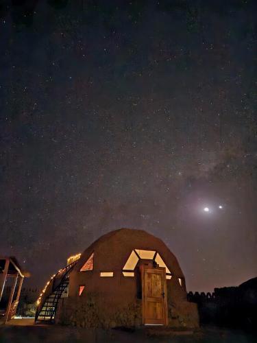 a night view of a yurt under a starry sky at Domo del desierto in San Pedro de Atacama