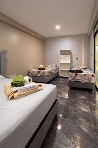 a room with three beds in a room at Peruyork Arbnb - Sol de Pimentel in Chiclayo
