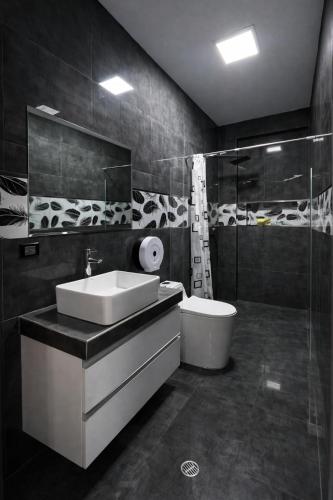 a bathroom with a sink and a toilet and a shower at Peruyork Arbnb - Sol de Pimentel in Chiclayo