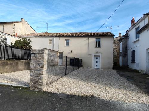 a white house with a fence in front of it at MaisonnetteAu36-centre-parking-cosy in Angoulême