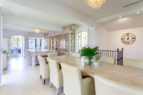 Villa exclusive au sommet de Cannes, 8 chambres, double piscine, vue sur la mer