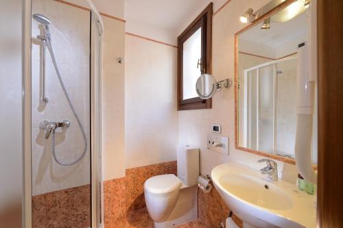 y baño con aseo, lavabo y ducha. en Ambassador Tre Rose, en Venecia