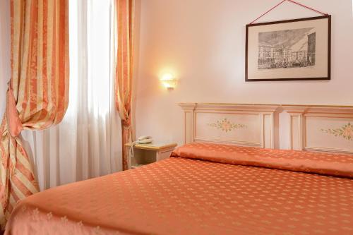 Una cama o camas en una habitación de Ambassador Tre Rose