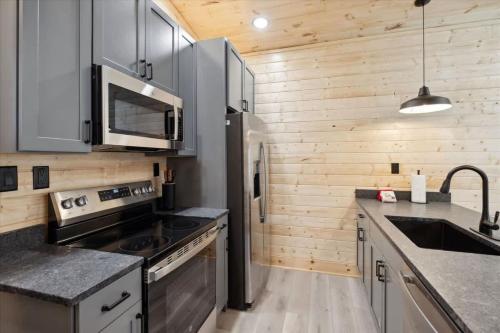 Green & Black Bear Cabins By Beyond Expectations photo 10