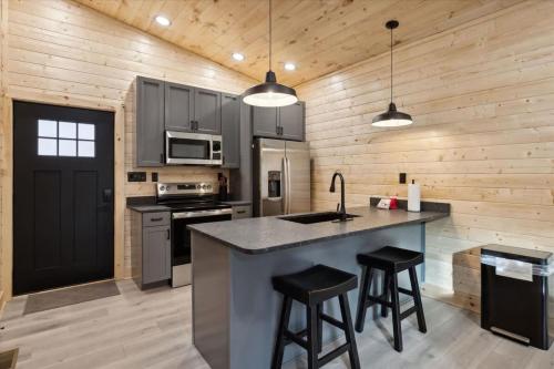 Green & Black Bear Cabins By Beyond Expectations photo 12