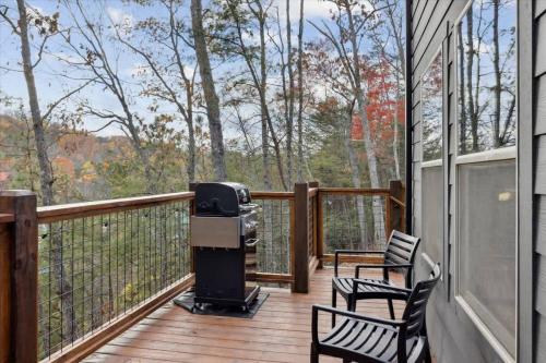 Green & Black Bear Cabins By Beyond Expectations photo 24