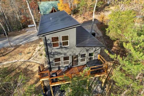 Green & Black Bear Cabins By Beyond Expectations photo 29
