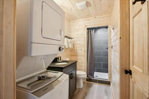 Green & Black Bear Cabins By Beyond Expectations photo 18