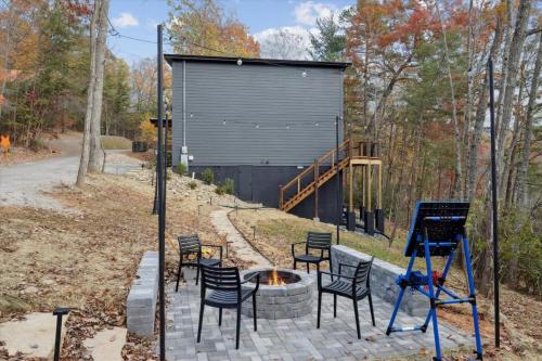 Green & Black Bear Cabins By Beyond Expectations photo 25