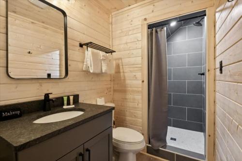 Green & Black Bear Cabins By Beyond Expectations photo 19