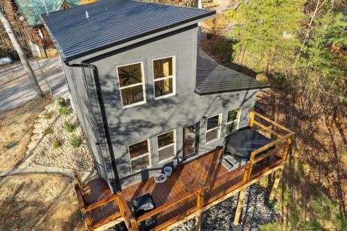 Green & Black Bear Cabins By Beyond Expectations photo 28