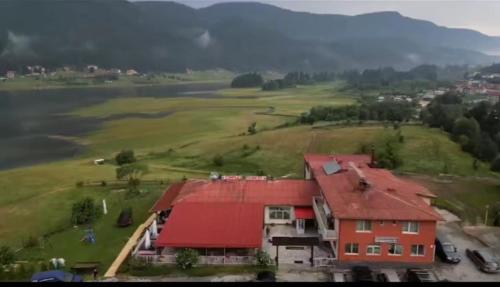 Cảnh núi rừng hoặc tầm nhìn ra núi từ nhà nghỉ ven đường