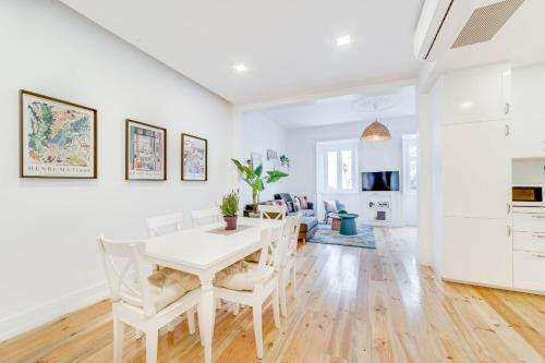 Cascais centre, beautiful 85m2 apartment, T2 with patio, ground floor no step