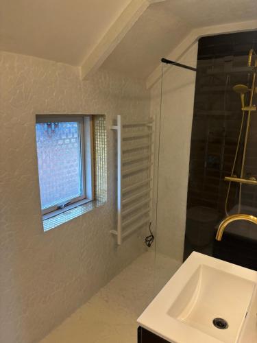 a bathroom with a sink and a window at Stort byhus i Lemvig in Lemvig