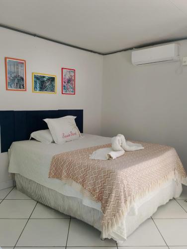 a bedroom with a bed with two towels on it at Beiral Pousada E Restaurante in Ponta do Mel