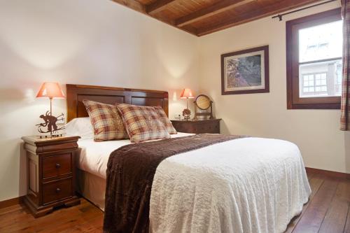Postel nebo postele na pokoji v ubytování Val de Ruda 31 by FeelFree Rentals