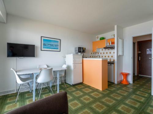 Studio cabine avec balcon, parking privé, accès direct plage, proche centre ville