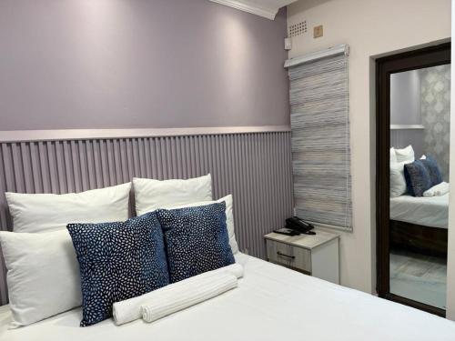 Ένα ή περισσότερα κρεβάτια σε δωμάτιο στο Rosenia Manor B&B