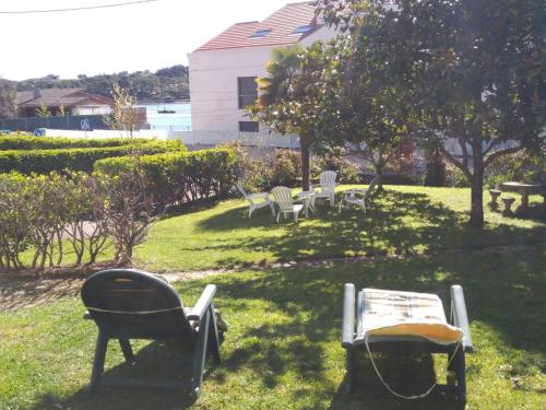 Bajo con gran jardin y aparcamiento