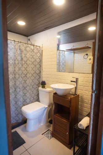a bathroom with a toilet and a sink at RocaMar Hostel Boutique in Punta del Este