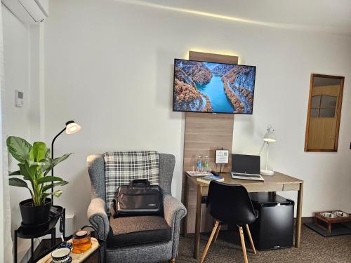 a room with a desk and a chair and a computer at Hotel Protea Bolesławiec in Bolesławiec