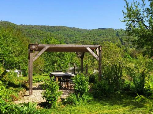 a picnic shelter in the middle of a field at Cœurvert Nature Silence, Panorama - Ronchamp & Le Corbusier in Ronchamp