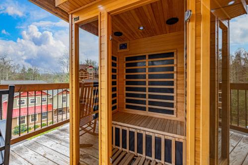 Gallery image of Hilltop Haven – 4BR Chalet with Indoor Pool, Theater Room, Sauna and Hot Tub in Gatlinburg