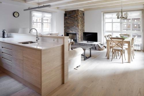 uma cozinha com um lavatório e uma mesa num quarto em Val de Ruda Luxe 38 by FeelFree Rentals em Baqueira-Beret