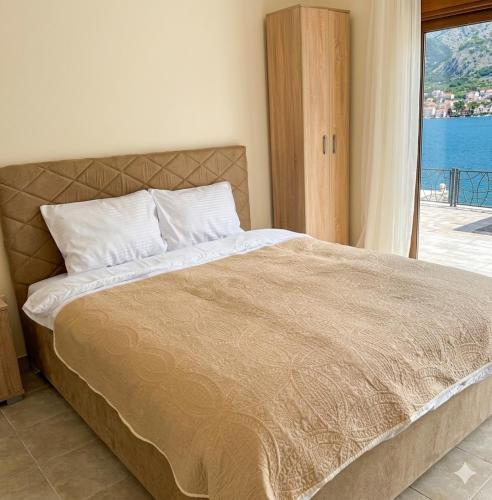 เตียงในห้องที่ Apartments Sofia
