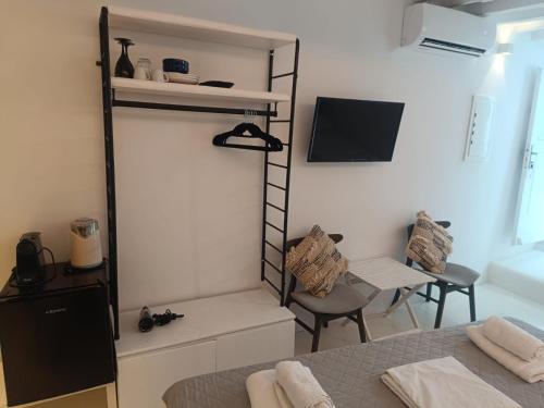 MYKONOS VIBES TOWN ROOM