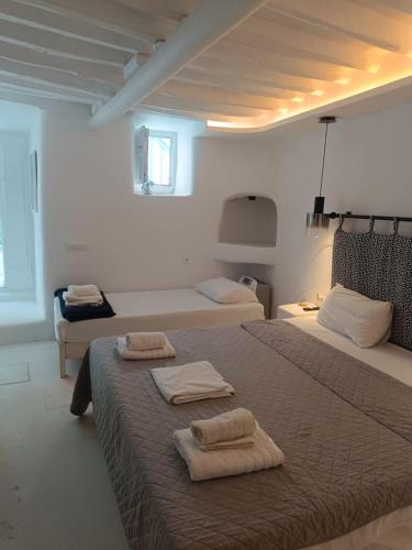 MYKONOS VIBES TOWN ROOM