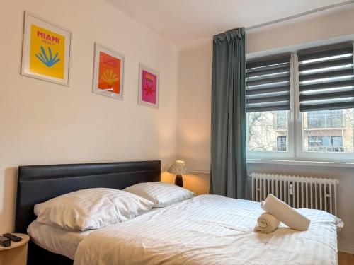 Simcity X l Cozy Hideaway just step away from Train BUS station and Tipsport arena w FREE parking, 24 7 self check-in