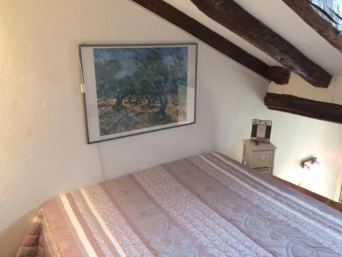 ein Schlafzimmer mit einem Bett und einem Wandgemälde in der Unterkunft Appartamento Sant'Anselmo in Aosta