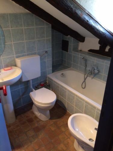 ein Badezimmer mit einem Waschbecken, einem WC und einer Badewanne in der Unterkunft Appartamento Sant'Anselmo in Aosta