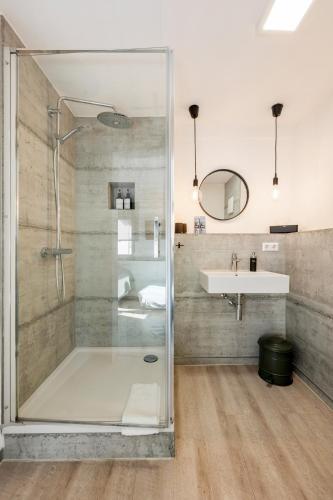 a bathroom with a shower and a sink at Sali Homes - GaesteHaus Lamm Obersulm in Obersulm
