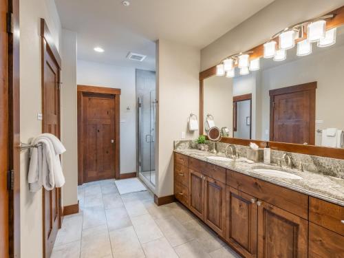 a bathroom with two sinks and a large mirror at Family Home, Hot Tub, Suncadia Pool Access in Cle Elum