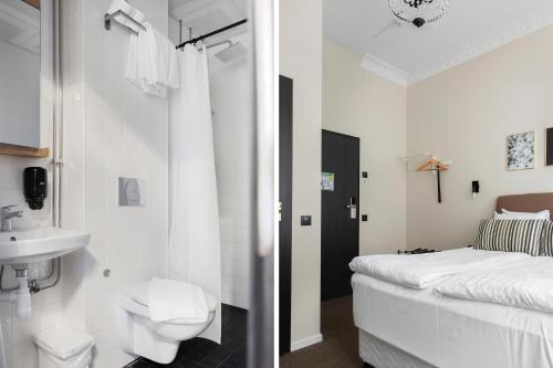 ein Badezimmer mit Toilette, Waschbecken und Bett in der Unterkunft Hotel Hötorget, BW Signature Collection in Stockholm
