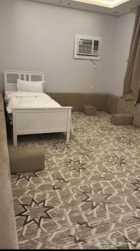 a living room with a bed and a couch at لافندر الطائف 2 in Taif