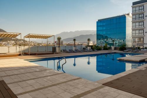 a swimming pool on the roof of a building at Nido x Gran Ciudad Nuevo Sur in Monterrey