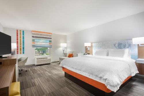 a hotel room with a bed and a television at Hampton Inn & Suites Atlanta Buckhead Place in Atlanta