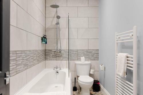 Charming Victorian Terrace near City with Free Parking photo 24