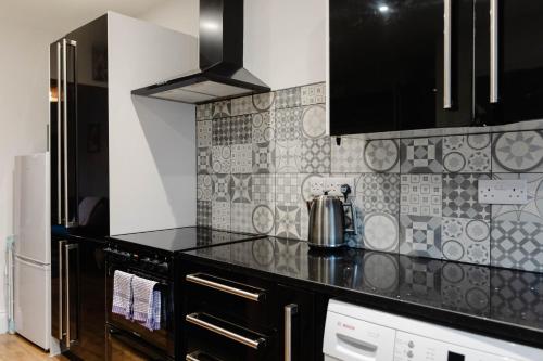 Charming Victorian Terrace near City with Free Parking photo 14