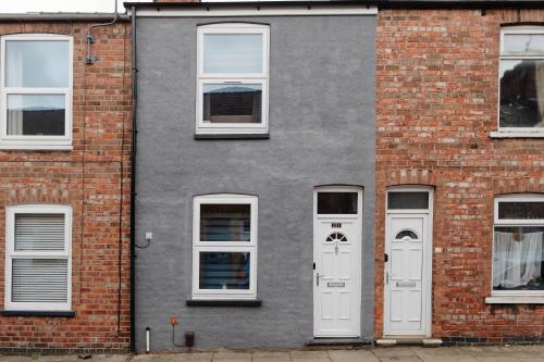 Charming Victorian Terrace near City with Free Parking photo 30