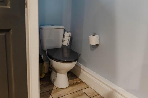 Charming Victorian Terrace near City with Free Parking photo 26