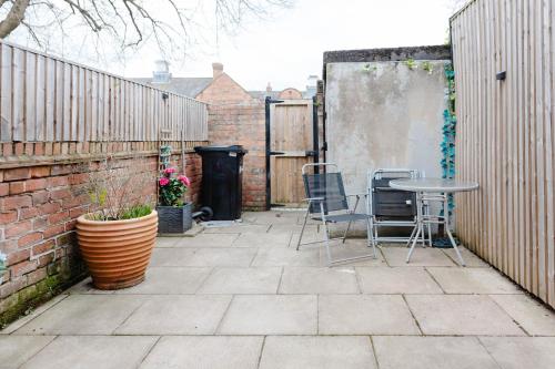 Charming Victorian Terrace near City with Free Parking photo 29