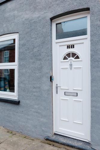 Charming Victorian Terrace near City with Free Parking photo 31