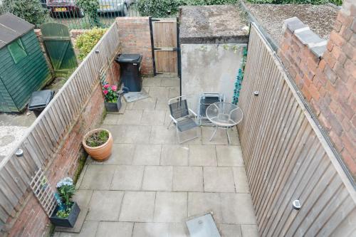 Charming Victorian Terrace near City with Free Parking photo 28