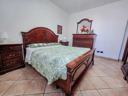 a bedroom with a bed and a dresser at Malpensa Retreat in Ferno
