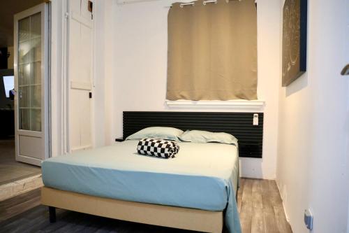 a bed in a room with a window at Domaine Maud-Le Néoma-confort ! 50m plage in Saint-Pierre