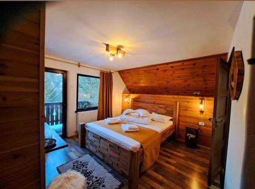 Llit o llits en una habitació de Cabana Rustik